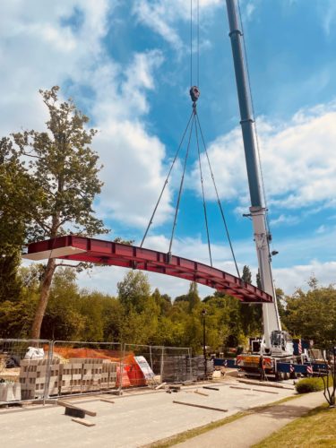 POSE DE LA PASSERELLE AU PARC DU CHÂTEAU 1