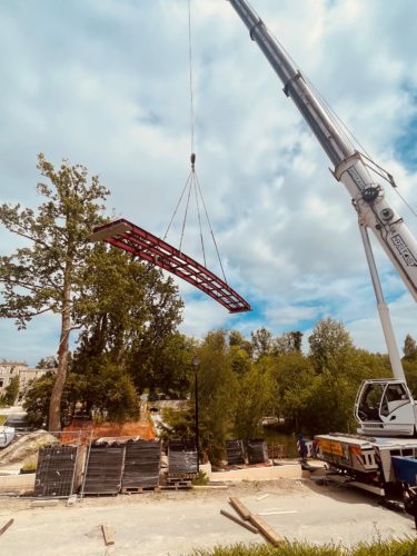 POSE DE LA PASSERELLE AU PARC DU CHÂTEAU 2