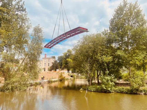 POSE DE LA PASSERELLE AU PARC DU CHÂTEAU 3